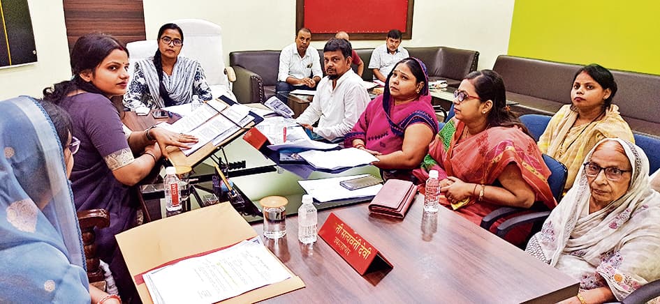 निगम के इंजीनियरों का नया खेल, पीसीसी सड़क पर बिछा रहे पेवर्स ब्लॉक