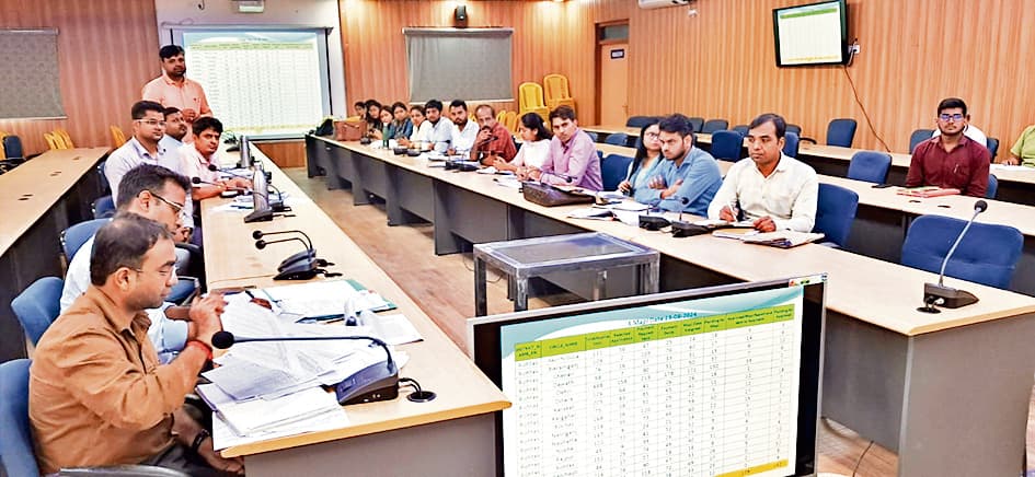 राजस्व के लंबित मामलों का जल्द करें निबटारा : डीएम