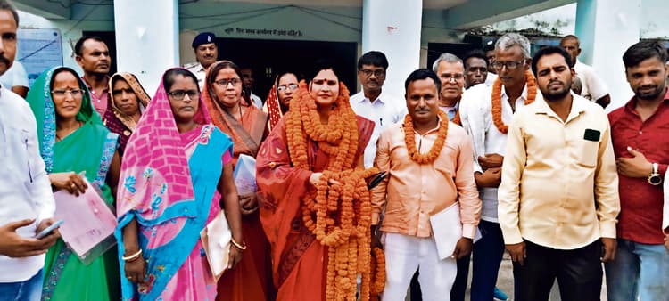 विजयीपुर प्रखंड प्रमुख चंदा सिंह की कुर्सी बरकरार, अविश्वास प्रस्ताव हुआ खारिज