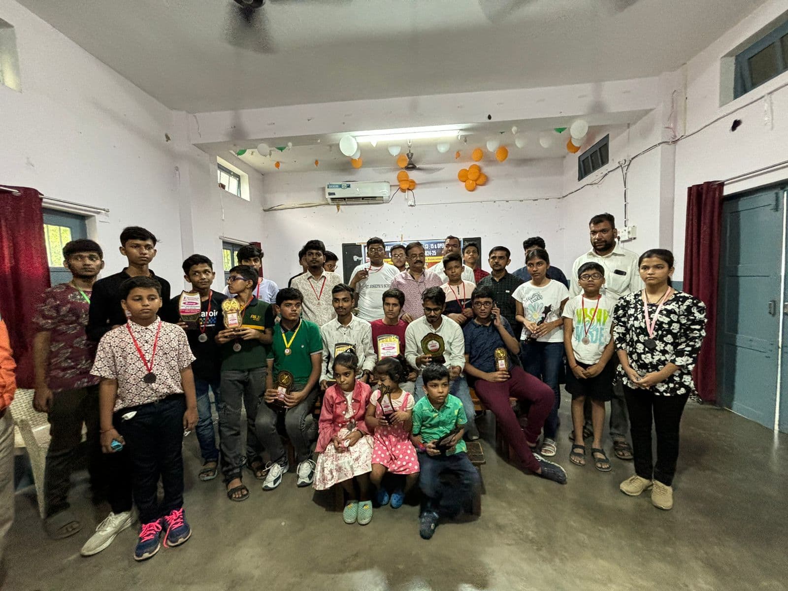 शतरंज प्रतियोगिता के विजेता बने आदित्य सुमन व डिप्रो घोष