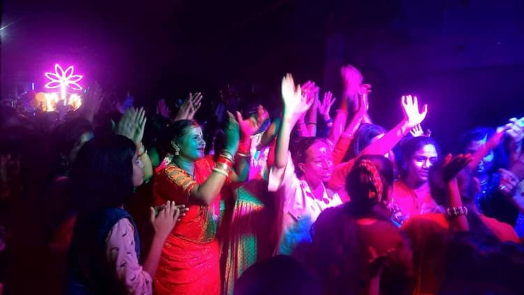 नंद घर आनंद भयो व राधे राधे की धुन पर झूम उठे श्रद्धालु