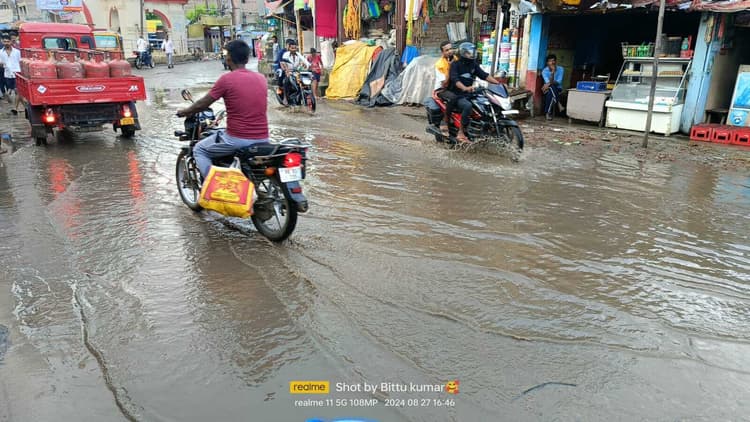 गिद्धौर लॉर्ड मिंटो टावर के निकट सड़क पर जलजमाव, राहगीर परेशान