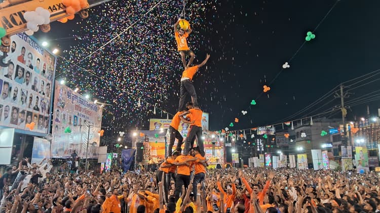 Ranchi News : कान्हा भक्तों से पटा अलबर्ट एक्का चौक, राधा-कृष्ण की झांकी देखकर श्रद्धालु हुए भावविभोर