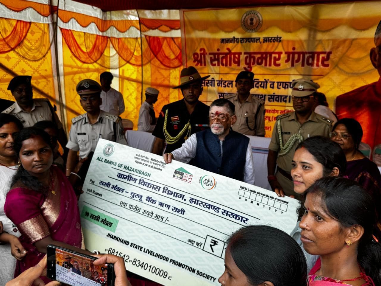 महिलाओं को मिले केंद्र और राज्य की योजनाओं का लाभ : राज्यपाल