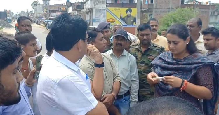 विधायक के सामने उलझे दो अधिकारी, कराया शांत