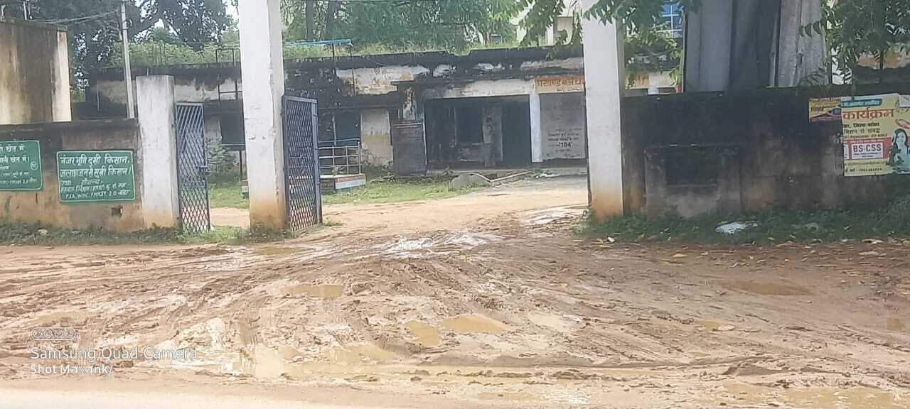 कीचड़मय हुआ चांदन ब्लॉक का प्रवेश द्वार