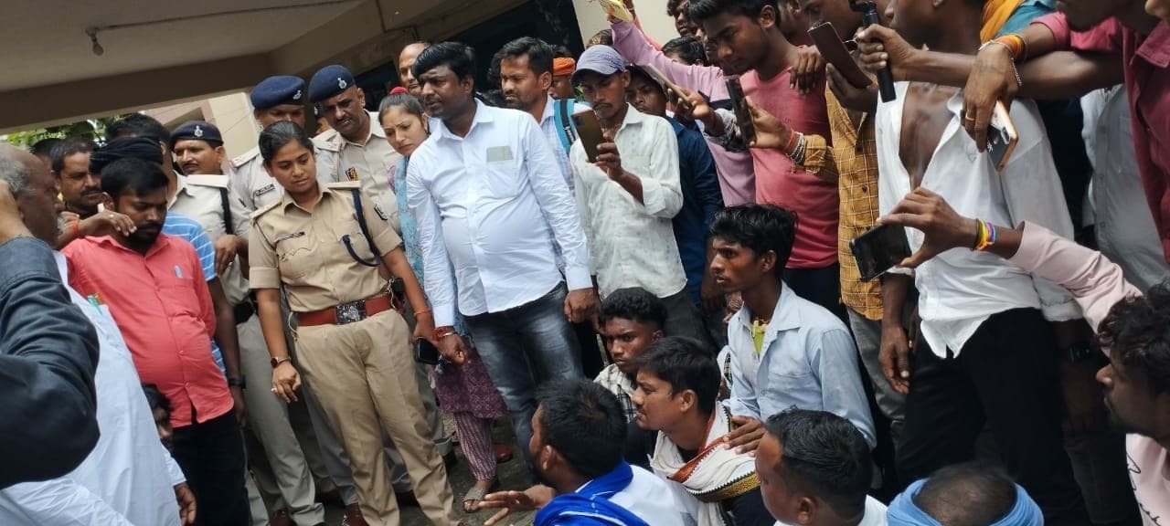 तीन महिलाओं के अपहरण के विरोध में ग्रामीणों ने थाने का घेराव कर किया प्रदर्शन