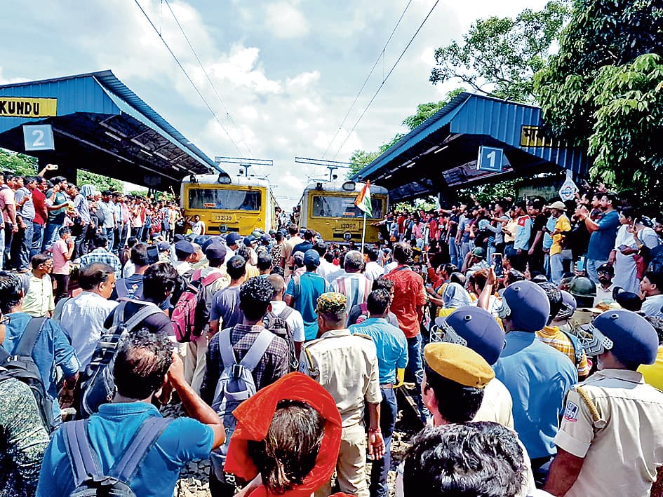 मानकुंडू और हिंदमोटर स्टेशन पर रेल अवरोध के बीच हुआ हंगामा