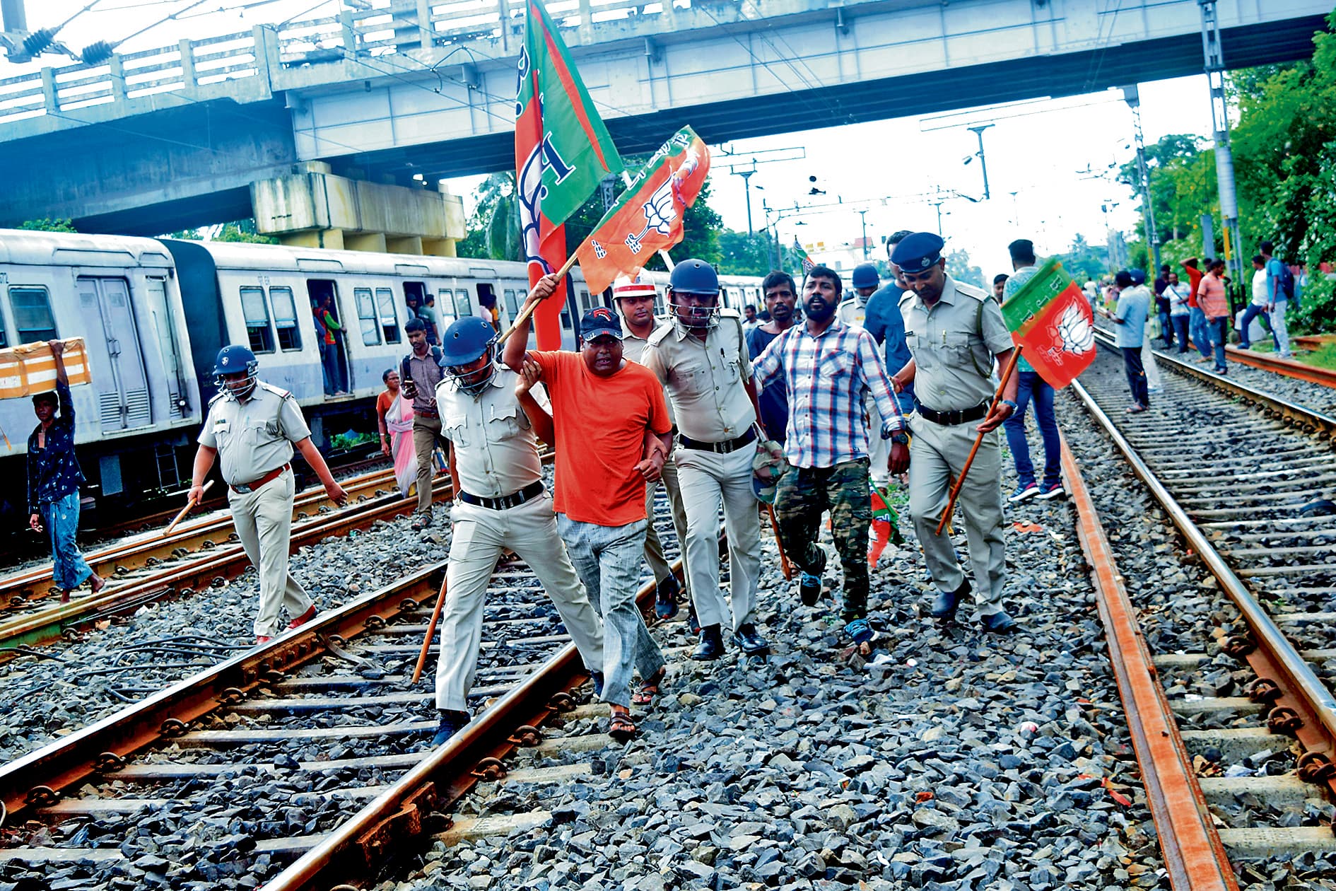 बंद से कुछ जगहों पर रेल सेवा रही प्रभावित, 100 से ज्यादा लोकल ट्रेनें रद्द