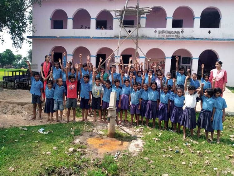 विद्यालय का चापाकल खराब होने को लेकर छात्रों ने किया विरोध प्रदर्शन