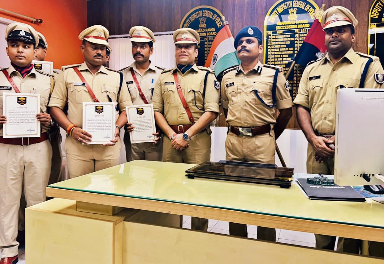 डीआइजी ने पुलिस पदाधिकारी व कर्मियों को किया सम्मानित