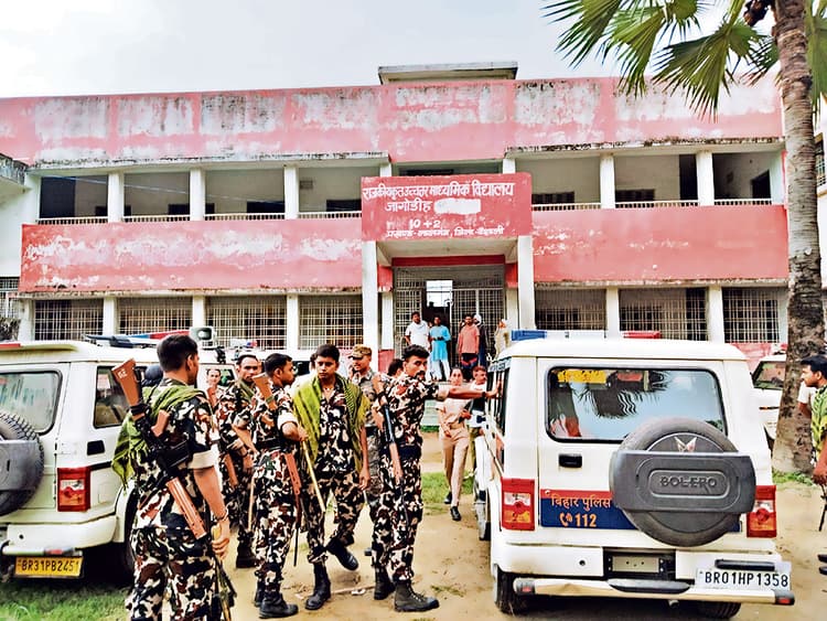 शिक्षक पर छात्रा से छेड़खानी का आरोप, आक्रोशित लोगों ने विद्यालय में किया हंगामा