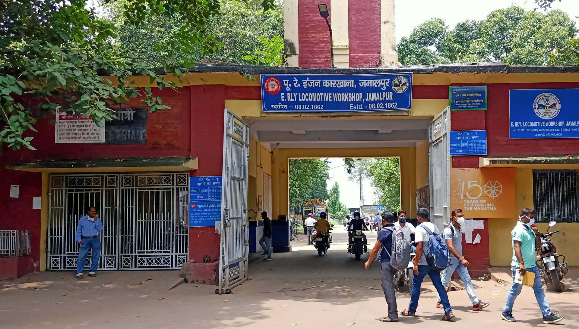 सीसीटीवी से लैस रेल कारखाने से चोरी हो रही बाइक