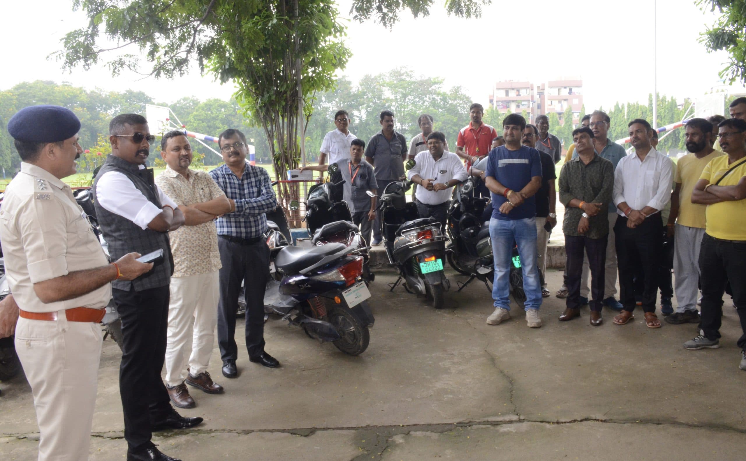 बाइक-स्कूटी चला स्कूल जा रहे 16 नाबालिग पकड़े गये