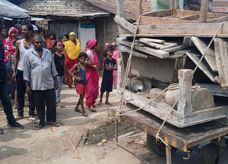 लूटकांड के आरोपित के घर की कुर्की जब्ती