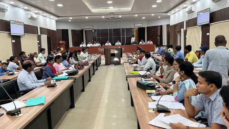 कल्याणकारी योजनाओं को समय पर करें पूर्ण-डीएम