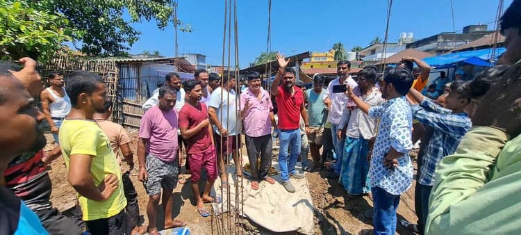 ठाकुरगंज हाट में हो रहे पक्के दुकानों के निर्माण कार्य का स्थानीय लोगों व दुकानदारों ने किया विरोध