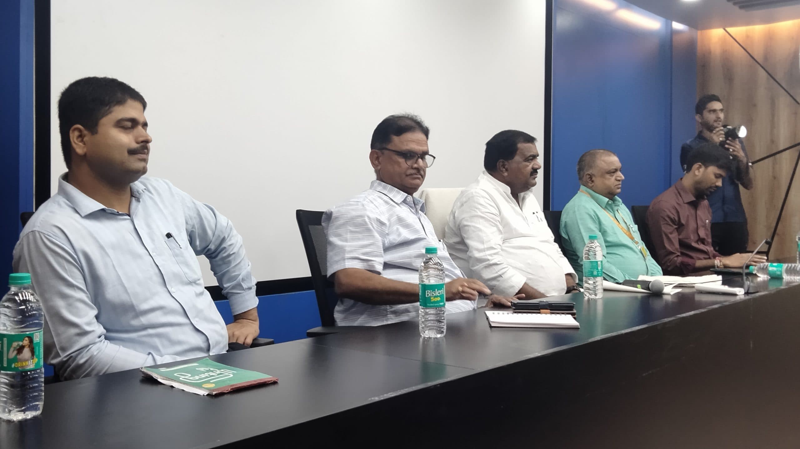 गन्ना मंत्री चीनी मिल में पहुंच कर सुनी किसानों की समस्या, समस्या को त्वरित निदान करने की दी आश्वासन