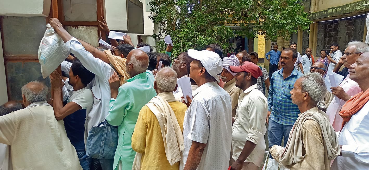 भूमि सर्वे : धक्का-मुक्की से टूटी लेखागार काउंटर की खिड़की