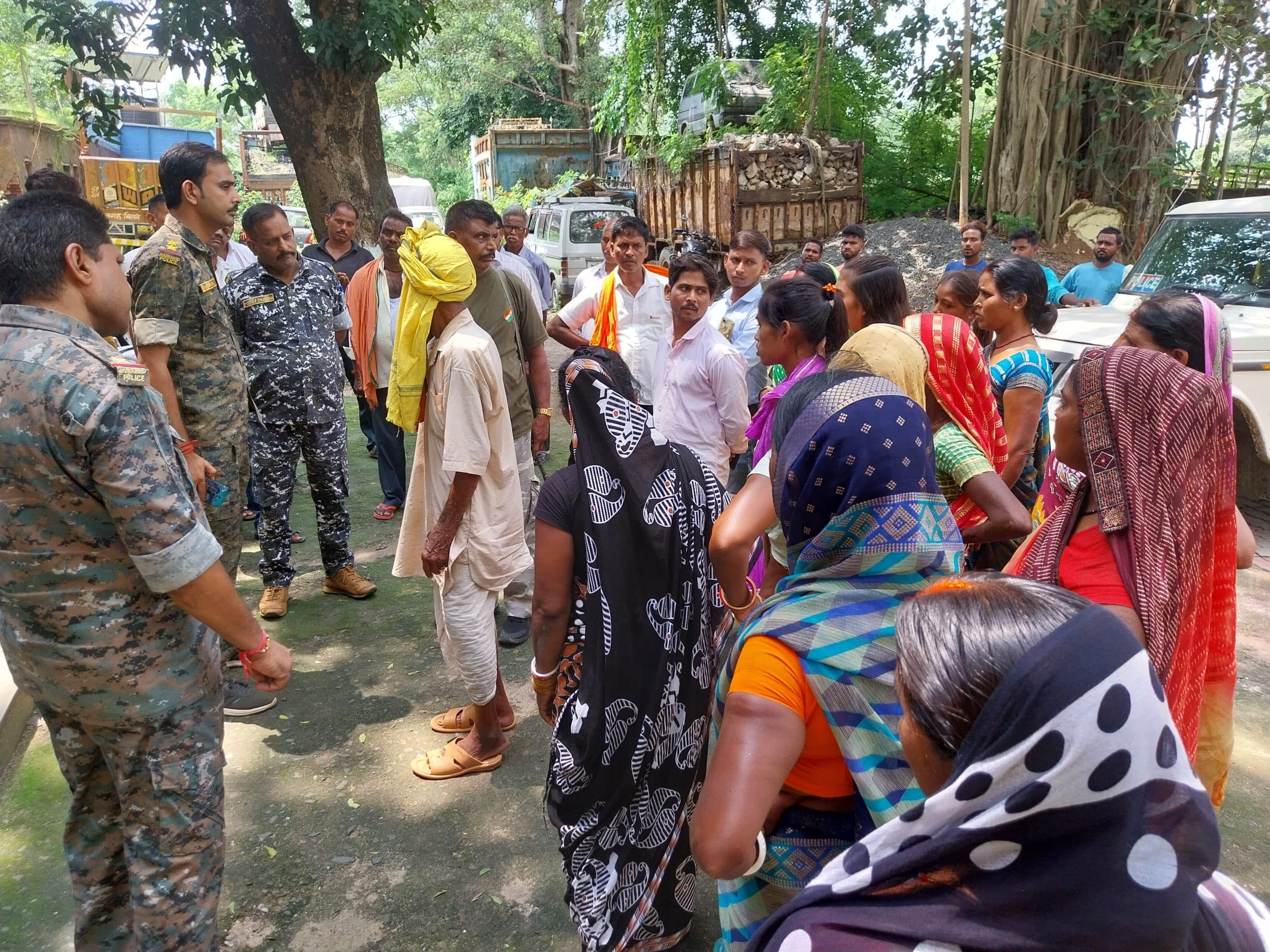 आरोपियों की गिरफ्तारी की मांग को ले घायल की पुत्री पहुंची थाना