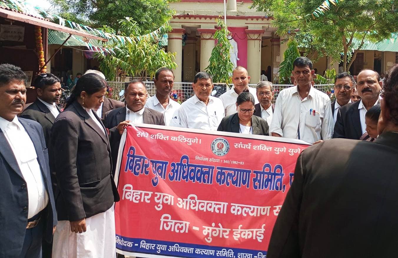 महिलाओं के खिलाफ बढ़ते अपराध के विरोध में अधिवक्ताओं ने किया मार्च