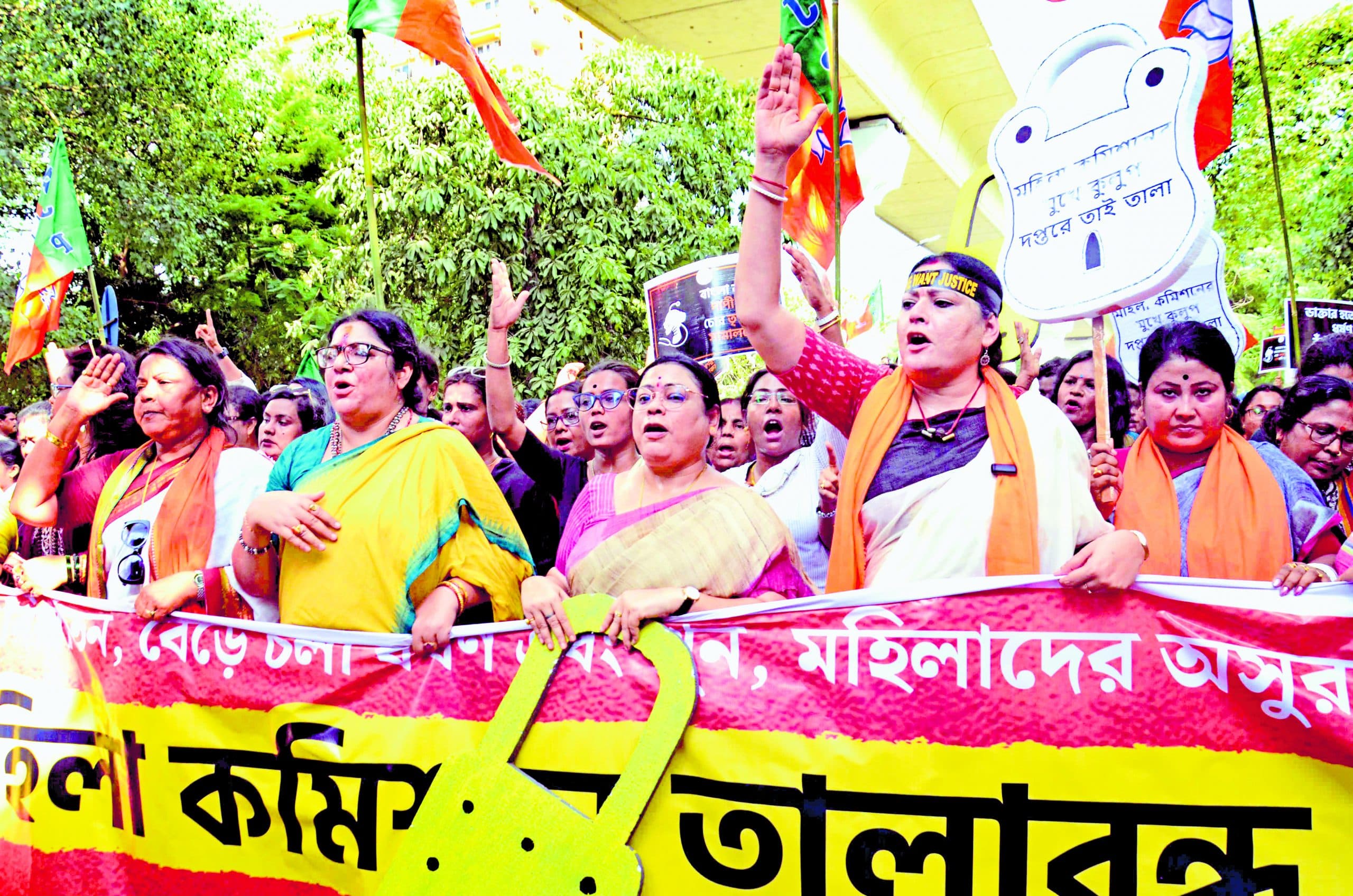 भाजपा की महिला शक्ति का प्रदर्शन, राज्य महिला आयोग का दफ्तर घेरा