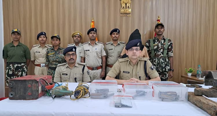 पति-पत्नी मिलकर अपने घर में ही तैयार कर रहा था हथियार, पुलिस ने किया गिरफ्तार