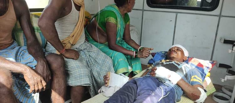 स्कूल की मैजिक के धक्के से बाइक सवार युवक घायल, रेफर