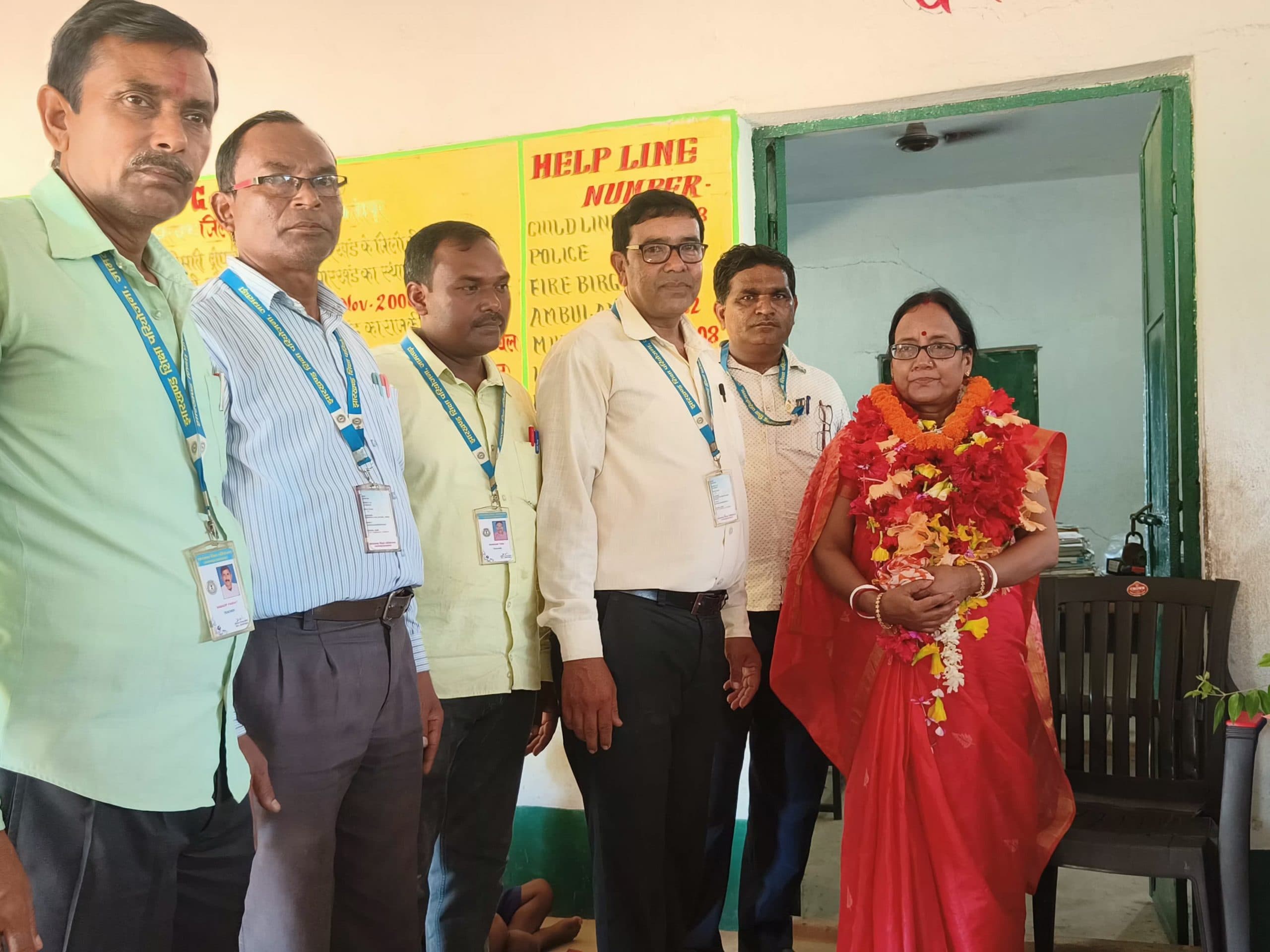 उमवि के अध्यापिका को अंगवस्त्र देकर दी गयी विदाई