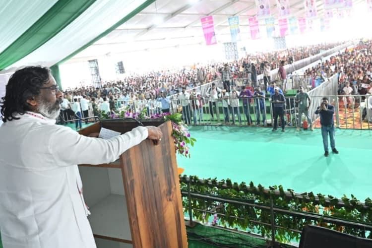 Jharkhand Politics: चंपाई सोरेन के BJP में शामिल होने के कयासों के बीच सीएम हेमंत सोरेन का BJP पर हमला, पैसे के दम पर तोड़ी जा रही पार्टी