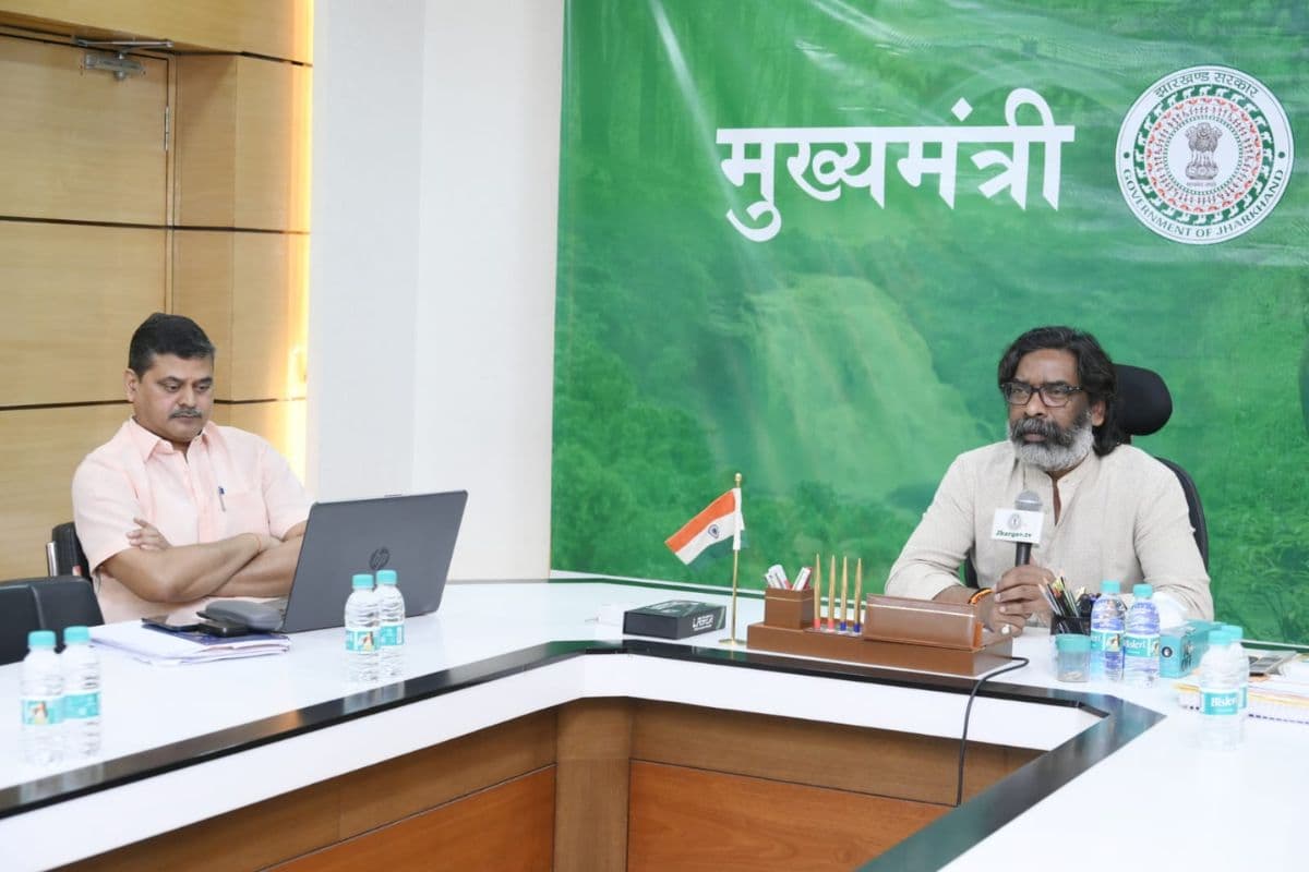 सीनियर अफसरों के साथ बैठक करते सीएम हेमंत सोरेन सीनियर अफसरों के साथ बैठक करते सीएम हेमंत सोरेन