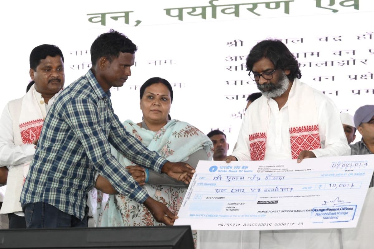 Hemant Soren: 'कंक्रीट के जंगल से बिगड़ा प्राकृतिक संतुलन, घर बनाएं तो जरूर लगाएं पेड़', वन महोत्सव में बोले सीएम हेमंत सोरेन