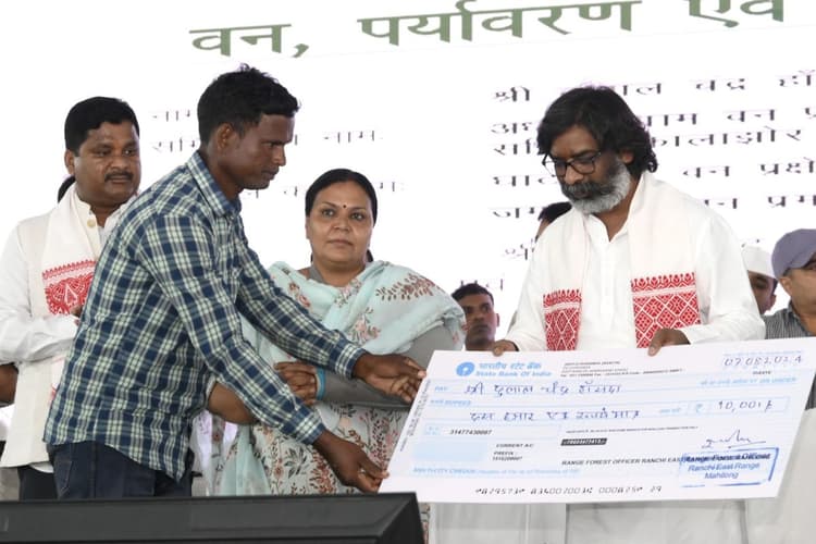 Hemant Soren: 'कंक्रीट के जंगल से बिगड़ा प्राकृतिक संतुलन, घर बनाएं तो जरूर लगाएं पेड़', वन महोत्सव में बोले सीएम हेमंत सोरेन