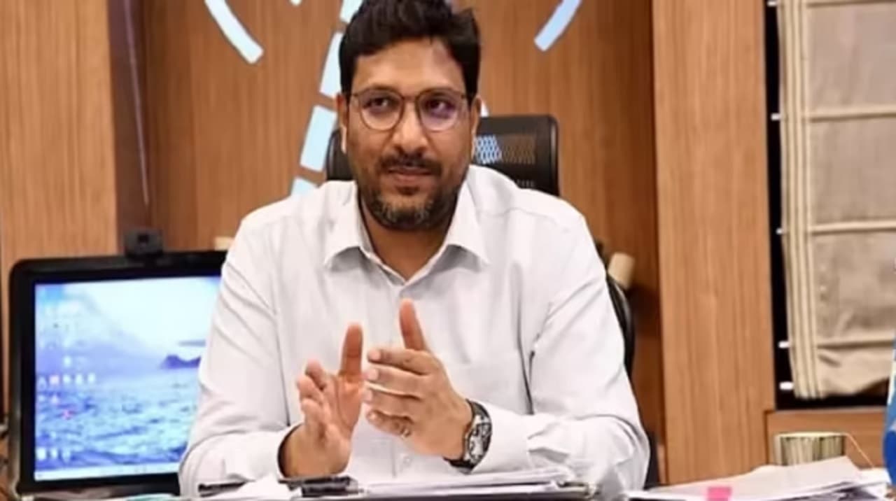 IAS Sanjeev Hans: संजीव हंस पर आखिरकार गिरी गाज, संदीप पौंड्रिक को मिली ऊर्जा विभाग की जिम्मेदारी