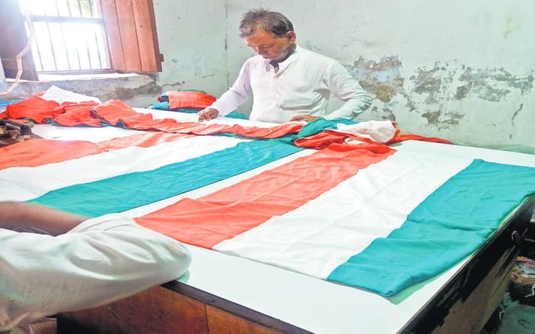 Independence Day: 10 रुपये से लेकर 200 तक के तिरंगे बाजार में, कलाई बैंड, स्टीकर और हेडबैंड भी मार्केट में