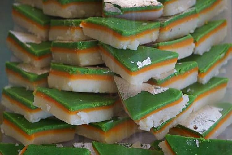 Tri Colour Sweet Recipe: इस 15 अगस्त पर जरूर बनाएं ये तीन रंगों की मिठाई, देखें क्या है रेसिपी