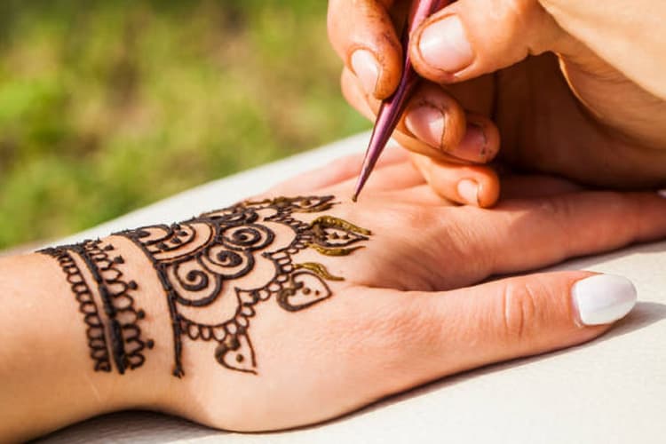 Raksha Bandhan Mehndi design: इस रक्षाबंधन अपने हाथों पर लगाएं ये ट्रेंडी मेहंदी डिजाइन