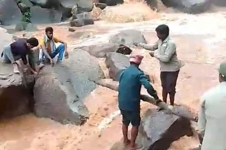 Jharkhand News: लोध फॉल घूमने आये बालूमाथ के पर्यटक फंसे, जेटीडीसी के कर्मियों ने ऐसे बचाई जान