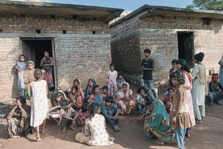 Jharkhand Crime: लोहरदगा में शराबी पति ने पहले कुदाल से किया हमला, फिर पत्थर से कूचकर पत्नी को मार डाला