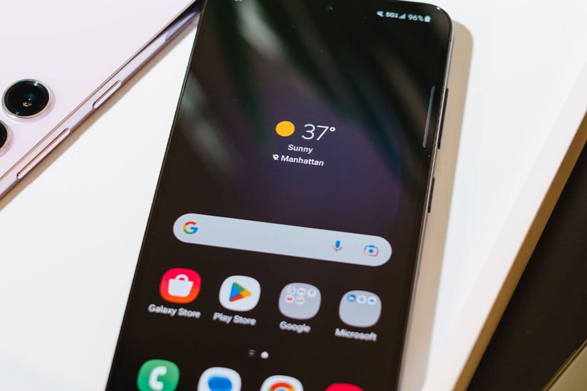 झारखंड के मंत्रियों-अफसरों की बल्ले-बल्ले, हेमंत सोरेन सरकार मुफ्त में देगी 60000 का मोबाइल फोन, 36 हजार का रिचार्ज कूपन