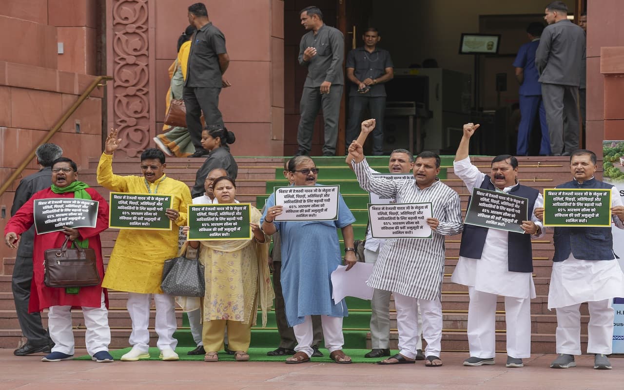 संसद भवन के बाहर RJD ने किया प्रदर्शन, बिहार में आरक्षण के बढ़ाए दायरे को लेकर जानिए क्या है मांग...