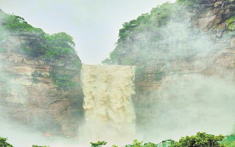 Bihar: रोहतास के वाटरफॉल का फिर दिखा उग्र रूप, मां तुतला भवानी धाम में श्रद्धालुओं की एंट्री पर रोक