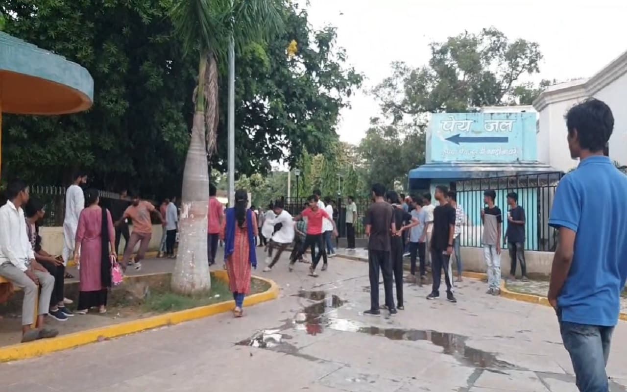 Viral Video: भागलपुर के सैंडिस कंपाउंड में छेड़खानी के बाद महासंग्राम, दौड़ा-दौड़ा कर मनचलों को पीटा