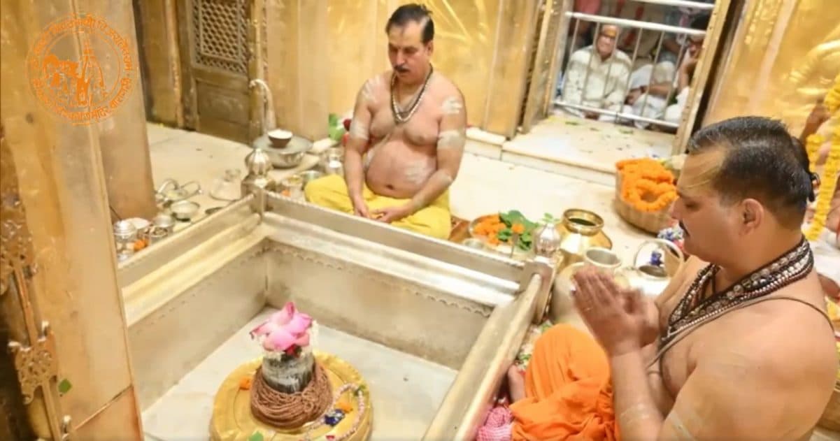 Sawan 2024: सावन के चौथे सोमवार को शिवालयों में उमड़े भक्त, जलाभिषेक के लिए लगी लंबी लाइन Sawan 2024: सावन के चौथे सोमवार को शिवालयों में उमड़े भक्त, जलाभिषेक के लिए लगी लंबी लाइन