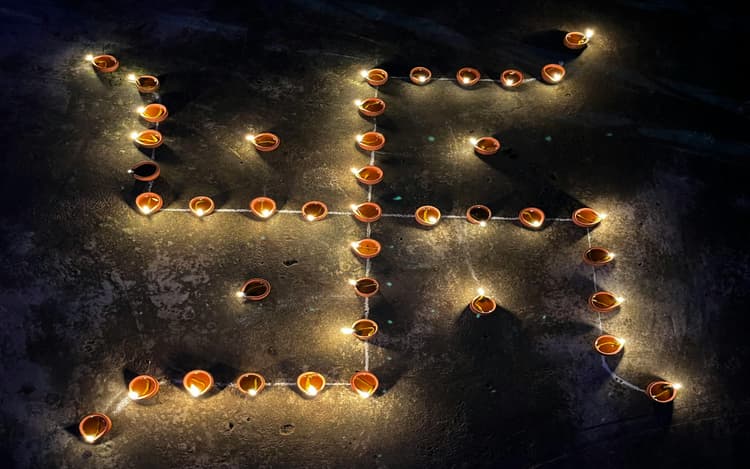 Vastu Tips: देखते ही देखते अमीर बना देंगी मुख्य द्वार पर लगाई गयी ये चीजें, खुल जाएगी किस्मत