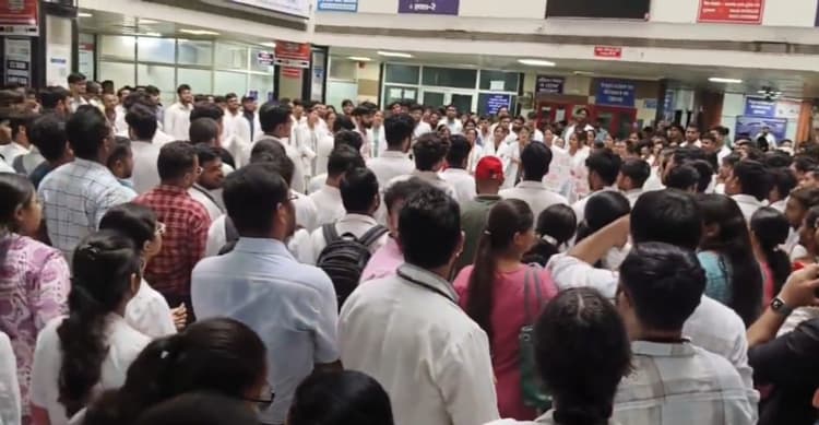 UP News: पश्चिम बंगाल की डॉक्टर से दरिंदगी का विरोध, मेडिकल कॉलेजों में काम ठप