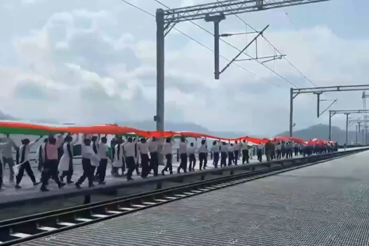 दुनिया के सबसे ऊंचे रेलवे पुल पर 750 मीटर लंबे तिरंगे के साथ निकाली गई रैली, देखें वीडियो