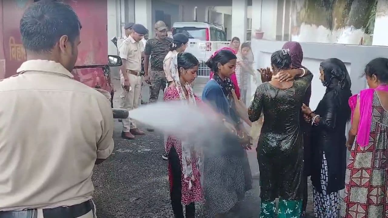 Bihar News: कटिहार में आदिवासी महिलाओं ने कलेक्ट्रेट के बाहर किया सामूहिक आत्मदाह का प्रयास, मचा हड़कंप