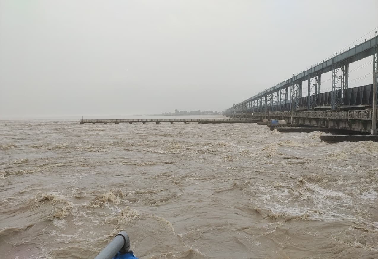 Bihar Flood: कोसी बैराज का जलस्तर लाइफ लाइन के पार, तटबंध टूटने का सताने लगा भय Bihar Flood: कोसी बैराज का जलस्तर लाइफ लाइन के पार, तटबंध टूटने का सताने लगा भय
