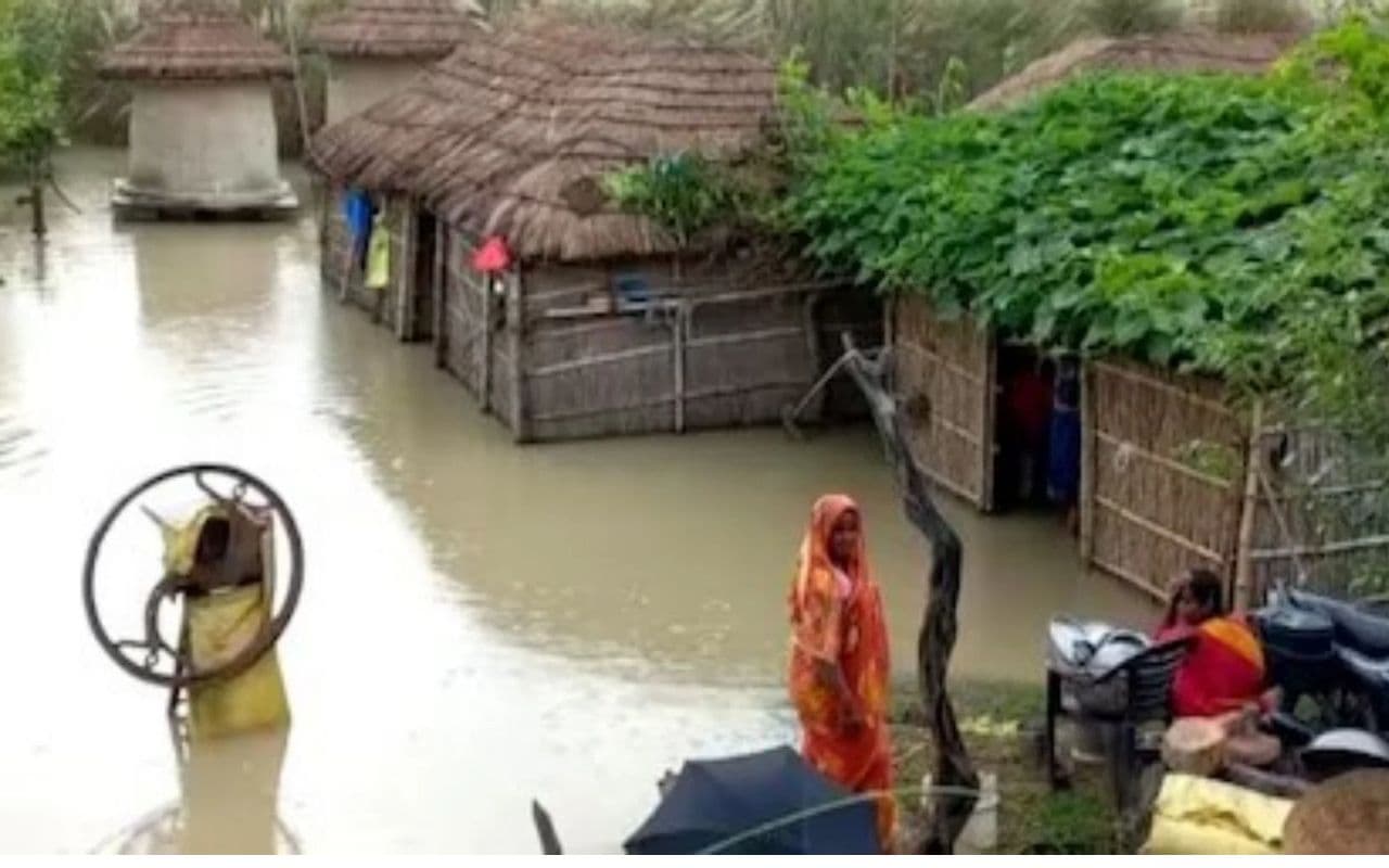 Flood in Bihar: लालगंज में खतरे के निशान से ऊपर बह रही गंडक, अलर्ट जारी कर बढ़ायी गयी तटबंधों की सुरक्षा